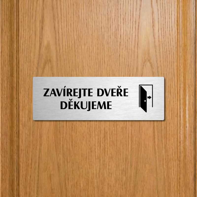 Zavírejte dveře, 240x79mm, zlatá popiska s ozdobou uprostřed
